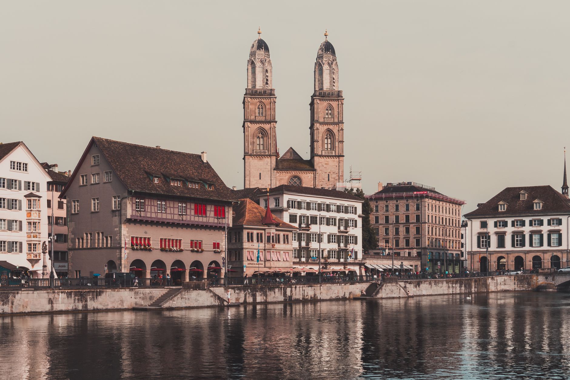 Führungskräfte blicken über Zürich